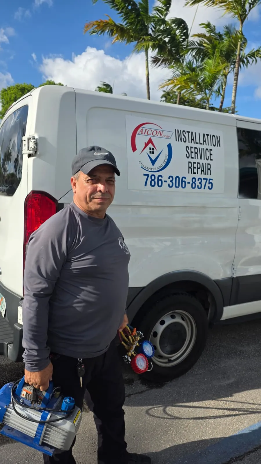Juan Carlos Santana junto a su van de servicio Aicon Corp con herramientas profesionales en Miami