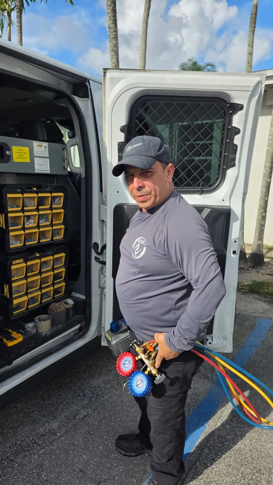 Van de Aicon Corp totalmente equipada con herramientas profesionales